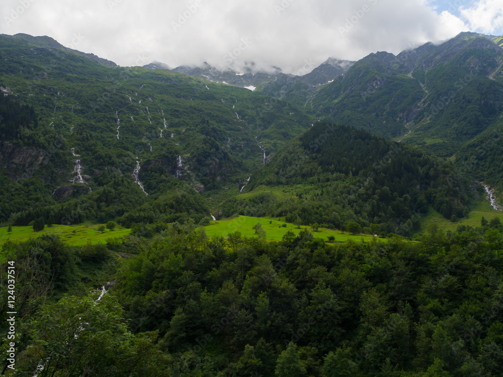 Paisaje alpino con cascadas, en Suiza, verano de 2016 OLYMPUS DIGITAL CAMERA