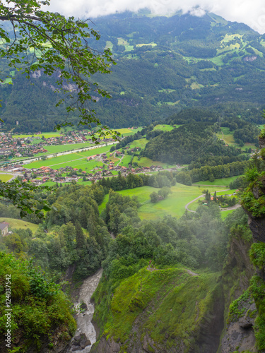 vistas del pueblo desde la cascada de Reichenbach en Meiringen, Suiza, verano de 2016 OLYMPUS DIGITAL CAMERA