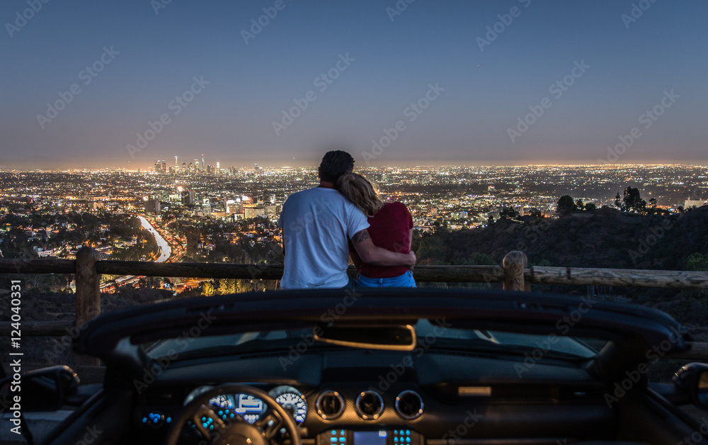 Fototapeta premium Para korzystających z widoku na panoramę z ich samochodu