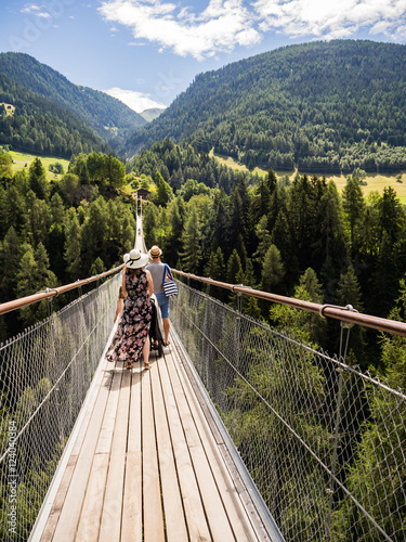 Fototapeta Naklejka Na Ścianę i Meble -  puente colgante de Ernen Goms sobre el rio Ródano, Suiza verano de 2016  OLYMPUS DIGITAL CAMERA