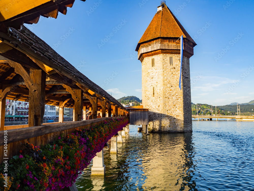 Puente de la Capilla y la Torre del Agua fueron parte de las murallas medievales de la antigua ciudad de Lucerna, Suiza, verano de 2016 OLYMPUS DIGITAL CAMERA