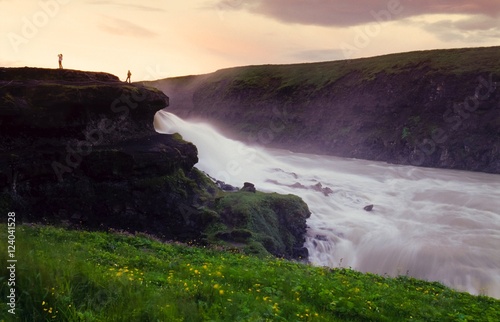 Mann und Frau am Gullfoss (Goldener Wasserfall) im Abendlicht, Hochland, Island 