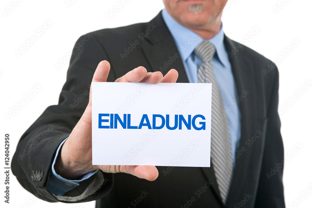 Mann zeigt Karte mit der Aufschrift: Einladung Mann zeigt Karte mit der Aufschrift: Einladung