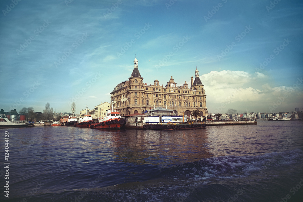 Obraz premium Istanbul,Turkey - April 15, 2015 : Famous and historical Haydarpasa train station.