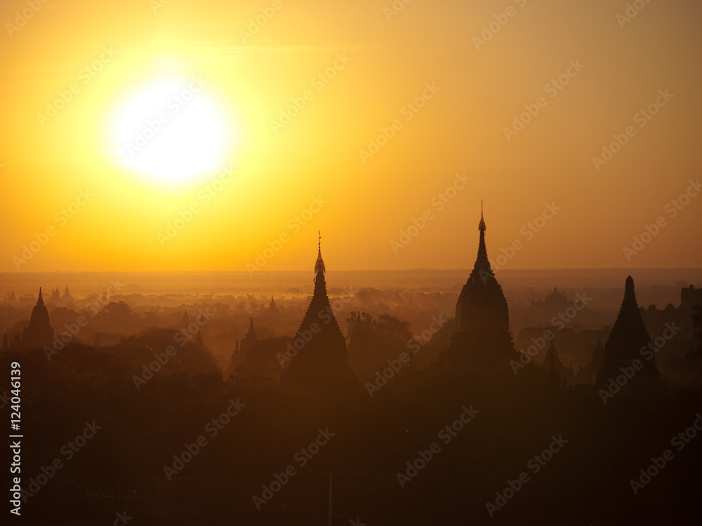 Obraz premium Panorama of Bagan pagodas valley shot at sunrise