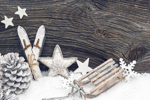 Wintersportartikel Miniaturen im Schnee photo