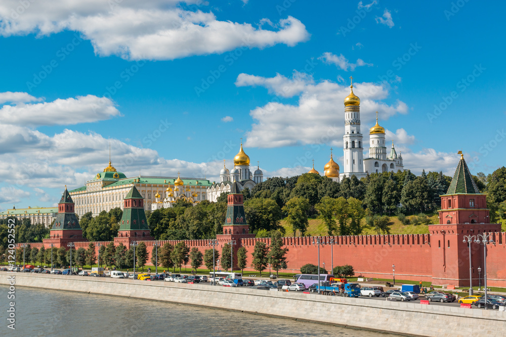 Fototapeta premium Kreml i nabrzeże rzeki Moskwy w słoneczny dzień