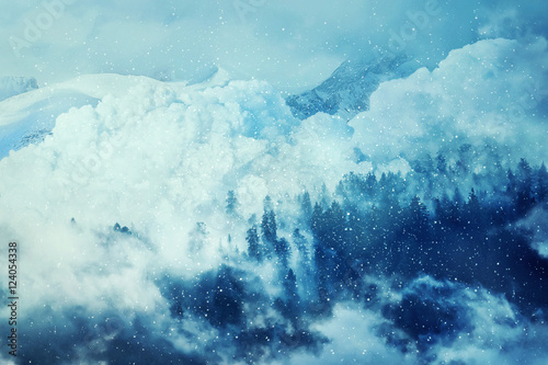 Foto Fantastic winter background with an avalanche in the snowy mountains