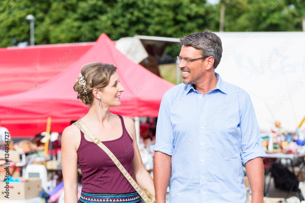 Naklejka premium Paar kauft Dinge auf Flohmarkt