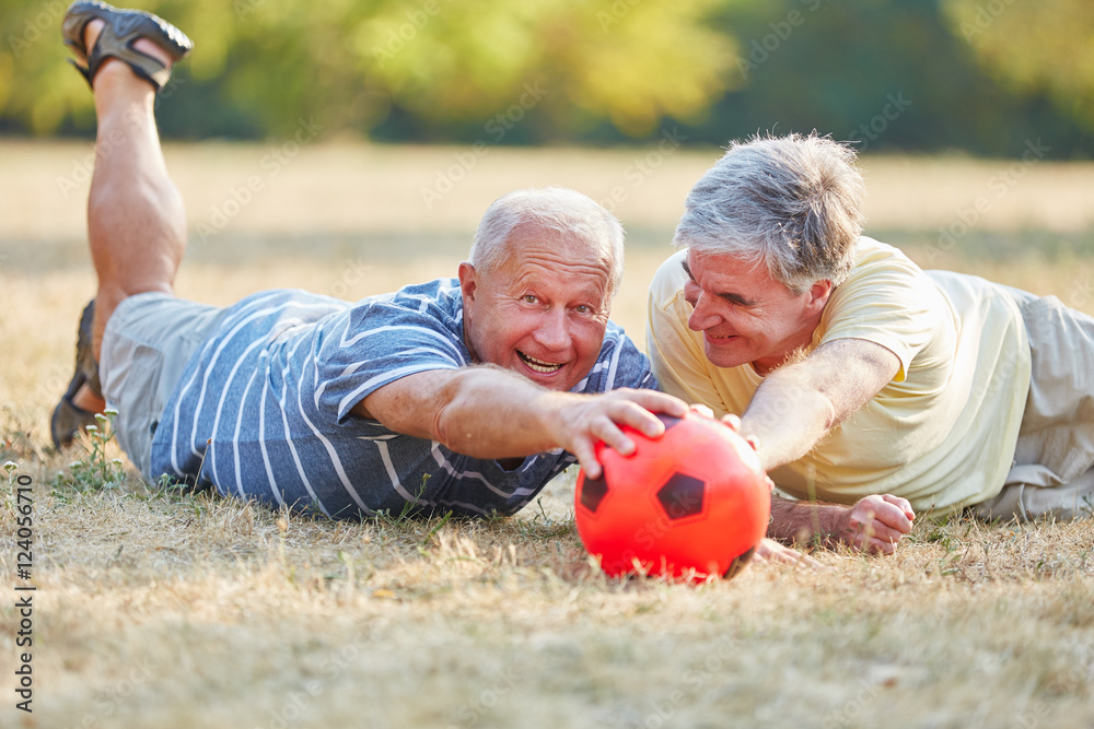 Fototapeta premium Zwei befreundete Senioren mit Fußball
