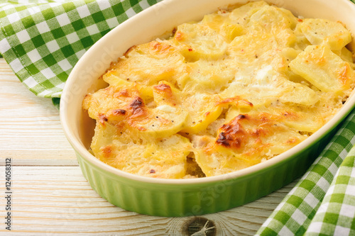 Casserole with chicken, potatoes, leek and cheese.