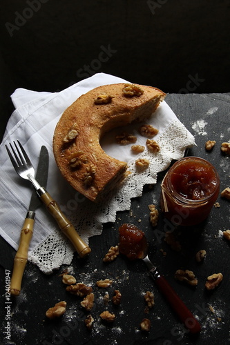 Bolo de nozes com compota de diospiro photo