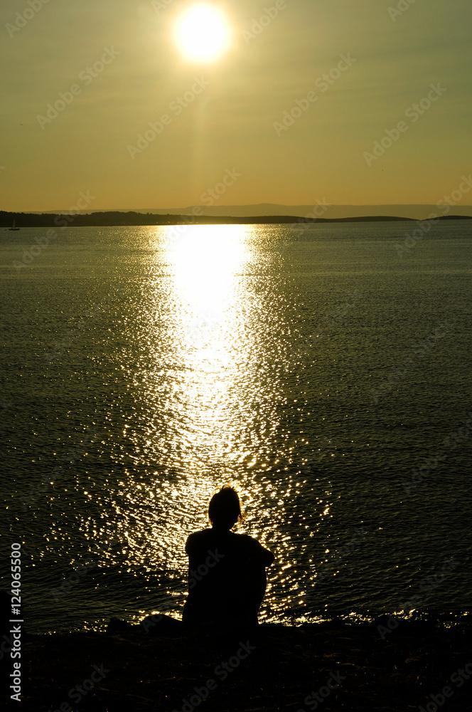 Silhouette einer Frau im Sonnenaufgang