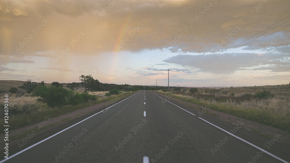 Regenbogen über Outback Straße in den Flinders Ranges, Australien