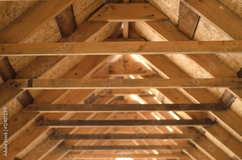 Foto Interior view of a wooden roof structure.