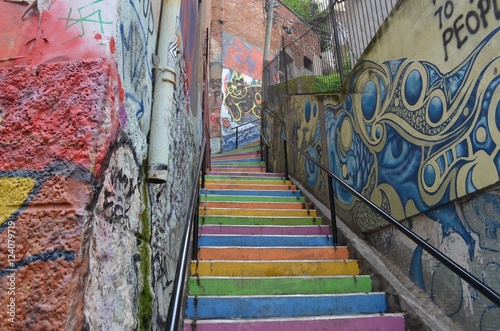 Escadarias coloridas com muros de grafite