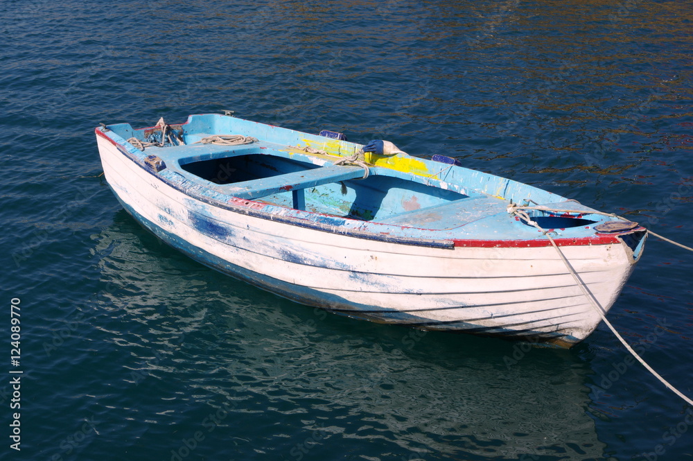 Stara niebiesko biała łódka