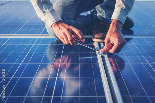 Fotografie engineer working on  maintenance equipment at green energy solar power plant: wo