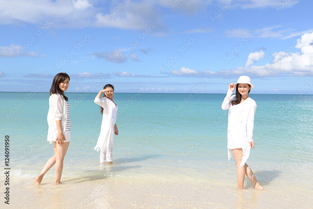 海辺で遊ぶ笑顔の女性