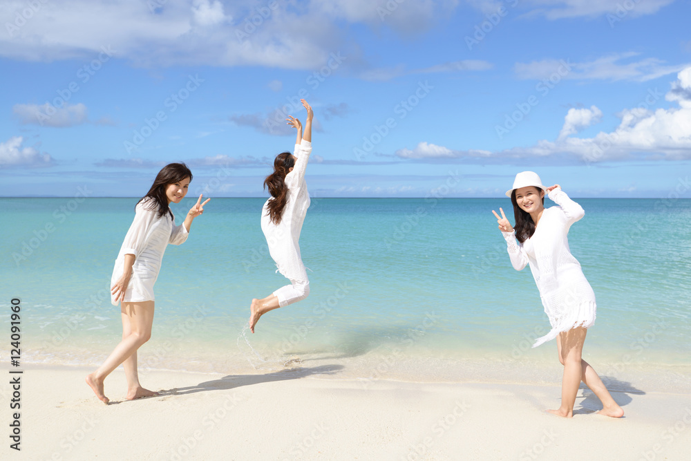 海辺で遊ぶ笑顔の女性