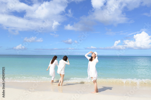 南国沖縄の美しいビーチで寛ぐ女性