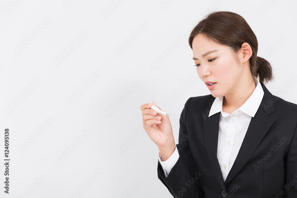 体温を計る女性