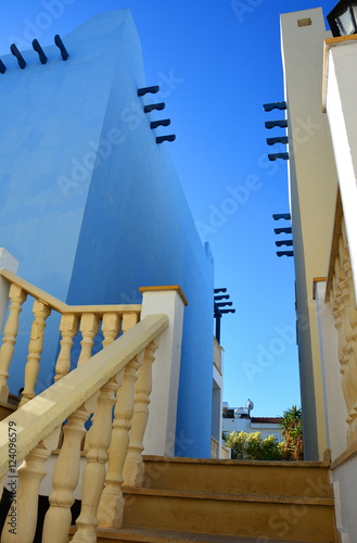 Obraz na płótnie Classical Greek architecture on Cyprus: staircase, white and blue wall w salonie