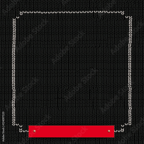 Schwarzer Strickstoff mit einem Rahmen und roten Papieretikette