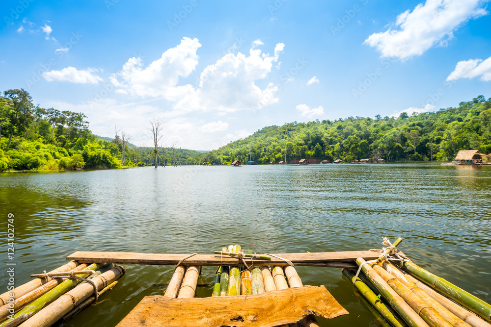 Obraz premium Bamboo raft heading on lake