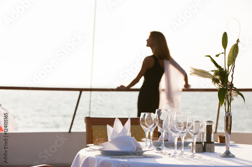 table de restaurant en terrasse au bord de la mer