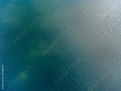 Luftbild See mit Wellen