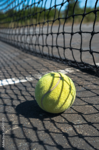 コートに転がるテニスボール © utoi