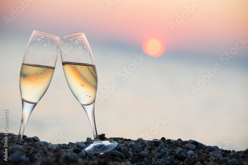 coupes de champagne au coucher du soleil sur la plagel