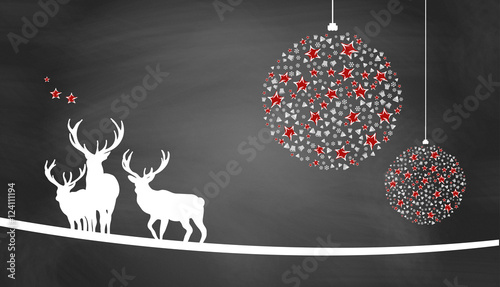 Weihnachtsmotiv mit Weihnachtsschmuck, Sternen und Hirschen auf Schiefertafel