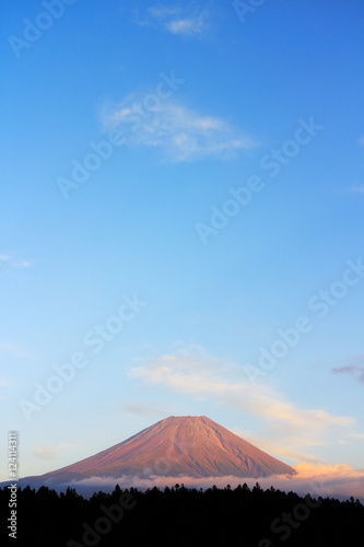 赤富士と空