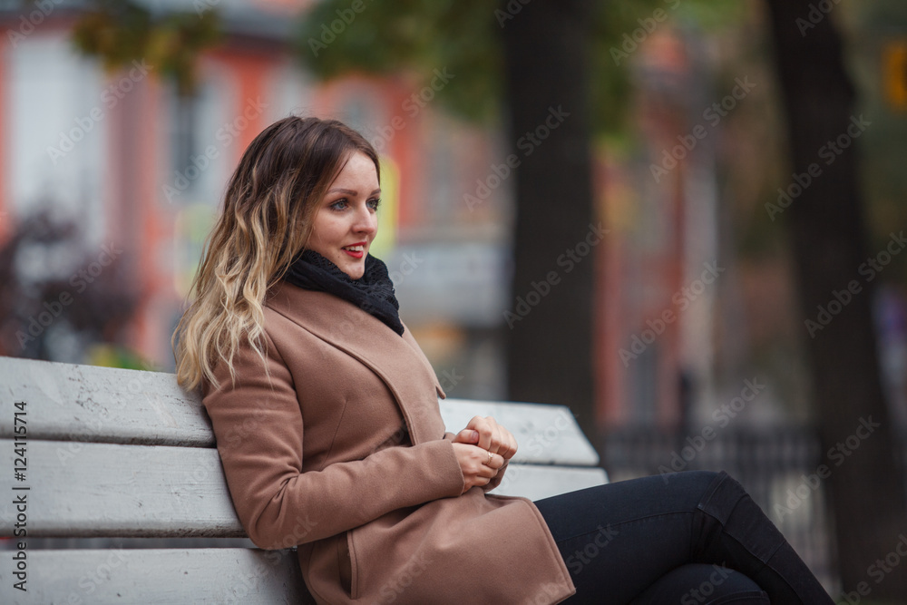 Obraz premium Beautiful girl in autumn Park