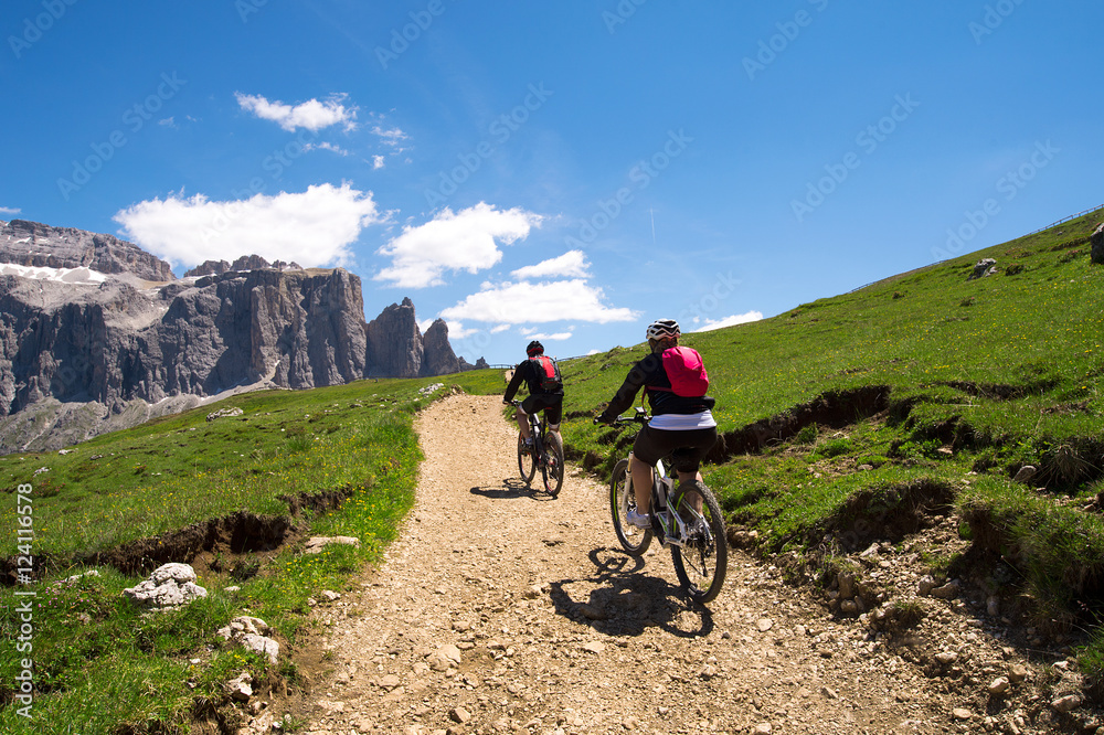 Obraz premium Con la mountain bike nel Gruppo di Sella sulle Dolomiti tra la Val di Fassa e la Val Badia
