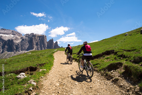 Con la mountain bike nel Gruppo di Sella sulle Dolomiti tra la Val di Fassa e la Val Badia