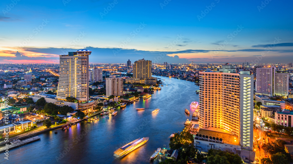 Fototapeta premium Pejzaż budynku i rzeki o zachodzie słońca. Widok z lotu ptaka panoramę miasta o zmierzchu.