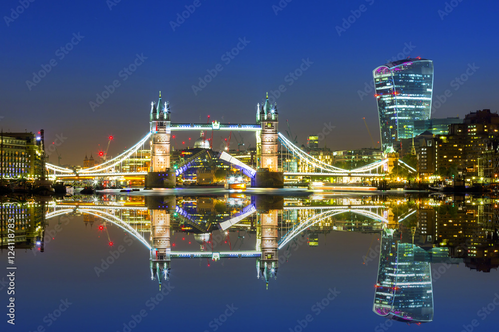 Obraz premium Tower Bridge in London at night, UK