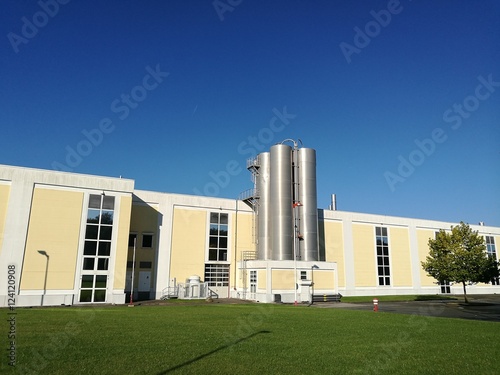 Moderne Fabrik für Lebensmittel und Nahrungsmittel auf grüner Wiese vor blauem Himmel im Sonnenschein in Oerlinghausen bei Bielefeld im Teutoburger Wald in Ostwestfalen-Lippe photo