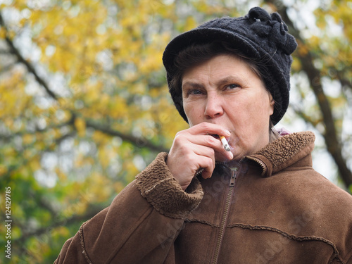 Photos Woman at the age of smoking a cigarette