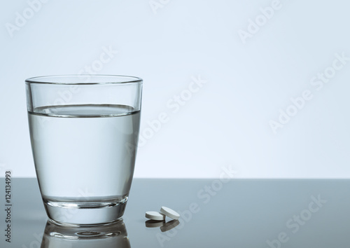 Wasserglas mit Tabletten auf Glasflächew