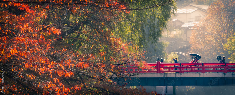 Fototapeta premium jesienny poranek w takayama
