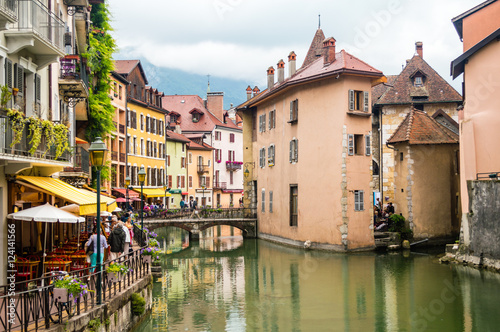 Fototapeta Naklejka Na Ścianę i Meble -  Streets, canal and Thiou river in Annecy, France