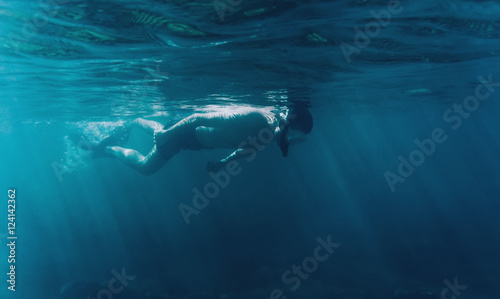 Diver swimming underwater © Alex Photo