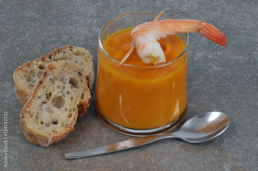 Verrine de bisque de crevette avec des tartines de pain Stock Photo