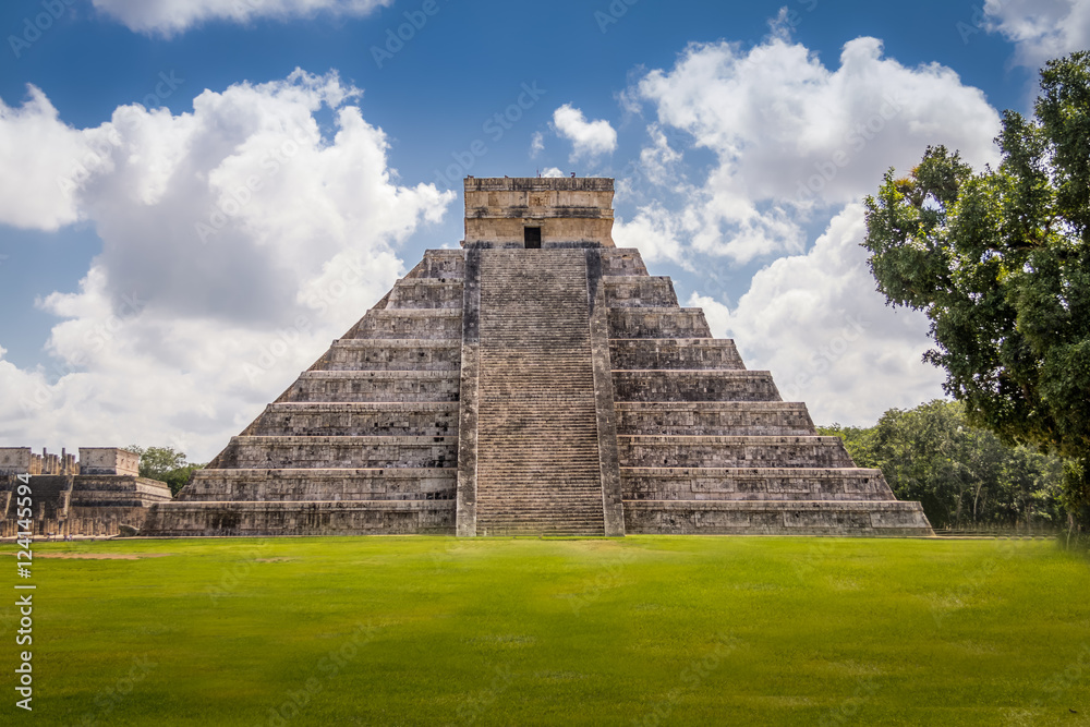 Mayan Temple pyramid of Kukulkan - Chichen Itza, Yucatan, Mexico Mayan Temple pyramid of Kukulkan - Chichen Itza, Yucatan, Mexico