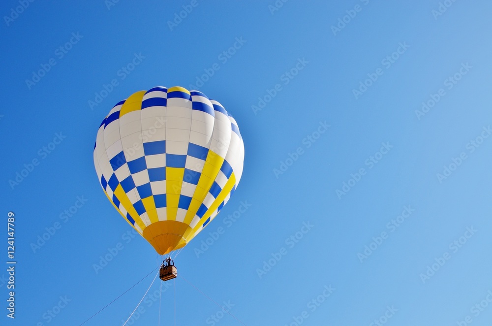 Fototapeta premium 青空に浮かぶ熱気球