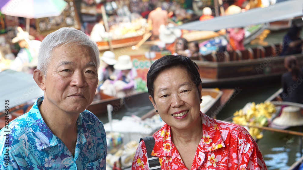 Obraz premium Asian senior couple having fun retirment trip around the world